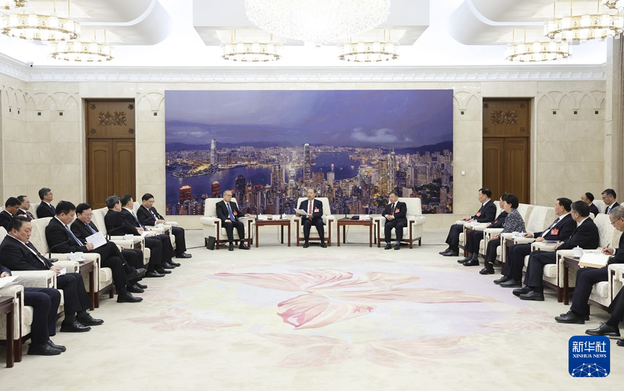3月11日下午，中共中央政治局常委、全國人大常委會委員長趙樂際在北京人民大會堂看望參加十四屆全國人大二次會議新聞報道的中央主要新聞單位負責同志和新聞工作者，代表大會主席團和全國人大常委會，向參加大會新聞報道的全體新聞工作者表示問候和感謝。新華社記者 姚大偉 攝