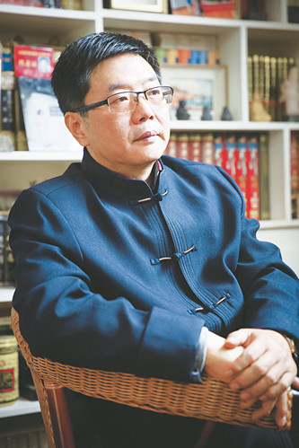 方遠(yuǎn)，資深報人，中國作家協(xié)會會員。山東省作家協(xié)會小說創(chuàng)作委員會委員。濟(jì)南市首批簽約作家，濟(jì)南日報報業(yè)集團(tuán)舜網(wǎng)文學(xué)顧問，山東省散文學(xué)會特聘專家。著有長篇小說《大河入海流》《大船隊(duì)》《墜落的天使》等五部，小說集《尋找情人》，中篇小說《神龜出沒》《門縫兒里的愛情》等二十余部，多篇作品被報刊轉(zhuǎn)載、連載，收入各種選本及年選。長篇小說《河與?！贰洞蟠?duì)》先后入選中國作協(xié)重點(diǎn)作品扶持項(xiàng)目和定點(diǎn)深入生活項(xiàng)目，長篇報告文學(xué)《光明路上追夢人》入選山東省作協(xié)重點(diǎn)扶持作品。曾獲第一屆、第四屆山東省泰山文藝獎，泉城文藝獎、梁斌小說獎、山東省對外傳播獎、濟(jì)南文學(xué)獎及濟(jì)南市第六、九、十一屆文藝精品工程獎等。