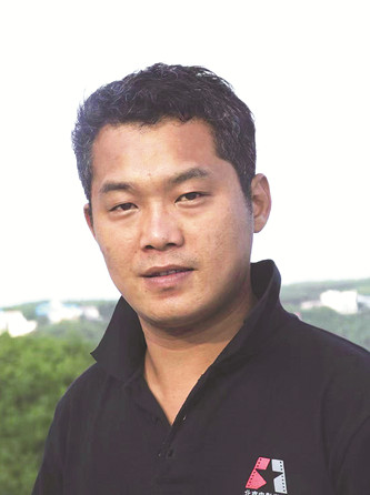 李云雷，《小說選刊》副主編，中國現(xiàn)代文學館特邀研究員，中國文藝評論家協(xié)會青年委員會委員。著有評論集《重申新文學的理想》《新時代文學與中國故事》等，小說集《再見，牛魔王》《沉默的人》等。曾獲馮牧文學獎、茅盾文學新人獎等多個獎項
