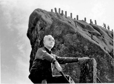王朝聞，1909年出生，2004年去世，四川合江人。美學家、藝術理論家、雕塑家、藝術教育家。1932年考入杭州藝專；1940年赴延安，在魯迅藝術文學院進行雕塑創(chuàng)作與教學；新中國成立后，曾任中央美術學院教授兼副教務長，中國美術家協(xié)會副主席，中華全國美學學會會長，《美術》雜志主編，文化部文學藝術研究院（今中國藝術研究院）副院長。著有《新藝術創(chuàng)作論》《一以當十》《論鳳姐》《審美談》《審美心態(tài)》《雕塑雕塑》等。