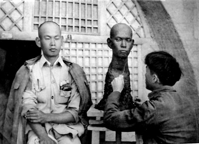 一九四一年，王朝聞在延安創(chuàng)作人像雕塑。圖片由中國藝術研究院研究員鄧福星提供