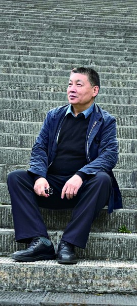 關(guān)仁山，唐山豐南人，中國作家協(xié)會主席團委員，河北省作家協(xié)會主席，中國作家書畫院副院長。上世紀(jì)80年代開始文學(xué)創(chuàng)作并發(fā)表作品，著有長篇小說《白洋淀上》《日頭》《麥河》《唐山大地震》《天高地厚》《金谷銀山》等，中短篇小說《大雪無鄉(xiāng)》《紅旱船》《九月還鄉(xiāng)》，長篇紀(jì)實文學(xué)《感天動地》《太行沃土》等，出版十卷本《關(guān)仁山文集》，達(dá)千余萬字。  作品曾獲第五屆魯迅文學(xué)獎，獲中宣部第十一屆全國“五個一工程”獎，第十四屆中國圖書獎，第九屆莊重文文學(xué)獎，及香港《亞洲周刊》華人小說比賽冠軍等。長篇小說《麥河》入選2010年中國小說學(xué)會年度排行榜，《日頭》入選中國小說學(xué)會2014年度小說排行榜。部分作品被譯成英、法、韓、日等文字，多部作品分別被改編拍攝成《天高地厚》《御姐歸來》等電視劇和話劇、舞臺劇上映。