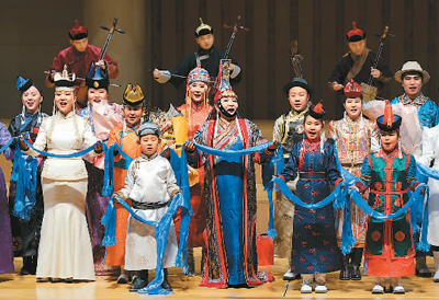 阿拉坦其其格和她的學員在北京中山公園音樂堂表演。 　　蘇冠明攝