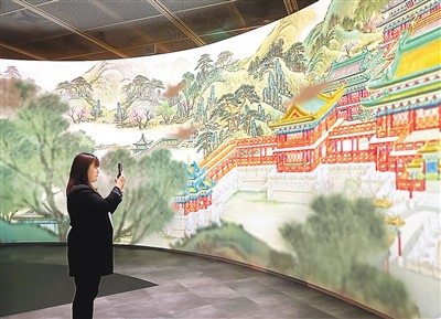 　“圓明園——清代皇家園居文化”特展以多媒體技術重現(xiàn)圓明園昔日風光。圖為觀展市民拍照留念。 　　本報記者 陳 然攝