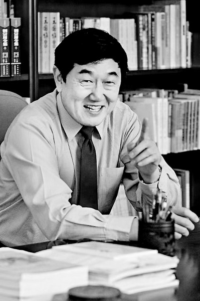 陳洪 南開(kāi)大學(xué)講席教授，國(guó)家級(jí)教學(xué)名師，南開(kāi)大學(xué)原常務(wù)副校長(zhǎng)；任《文學(xué)遺產(chǎn)》《天津社會(huì)科學(xué)》等學(xué)術(shù)期刊編委，《文學(xué)與文化》主編，曾獲國(guó)家級(jí)教學(xué)成果一等獎(jiǎng)；研究領(lǐng)域涉及中華傳統(tǒng)文化、中國(guó)古典文學(xué)、中國(guó)文學(xué)批評(píng)史、中國(guó)古代小說(shuō)理論、明清小說(shuō)、文學(xué)與宗教等諸多方面，著有《結(jié)緣：文學(xué)與宗教》《中國(guó)小說(shuō)理論史》《金圣嘆傳》《六大名著導(dǎo)讀》《漫說(shuō)水滸》等。