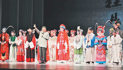圖為演員在高雄演出謝幕時合影，白先勇對觀眾比出20周年的手勢。