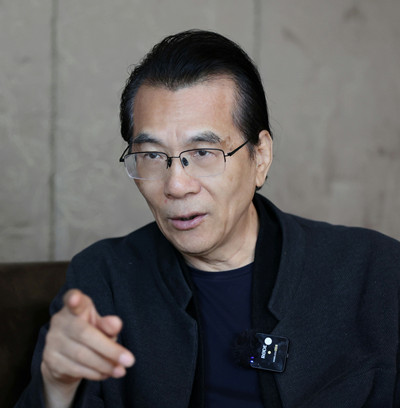 何建明，中國作家協(xié)會第七、八、九屆駐會副主席?，F(xiàn)為中國作家協(xié)會報(bào)告文學(xué)委員會主任，中央社會主義學(xué)院教授、上海大學(xué)中國創(chuàng)意寫作研究院院長。三次獲得魯迅文學(xué)獎，六次獲得中宣部“五個(gè)一工程”獎，多次獲得全國優(yōu)秀報(bào)告文學(xué)獎、徐遲報(bào)告文學(xué)獎、“中國好書”等獎項(xiàng)，首位獲得俄羅斯國家圖書獎的中國作家。