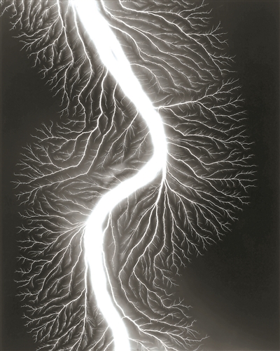 杉本博司，《放電場225》，2009，明膠銀鹽相紙，149.2×119.4cm。公式Hiroshi Sugimoto，圖片由藝術(shù)家提供