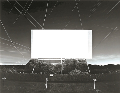杉本博司，《尤寧城汽車影院，尤寧城》，1993，明膠銀鹽相紙，119.4×149.2cm。公式Hiroshi Sugimoto，圖片由藝術(shù)家提供