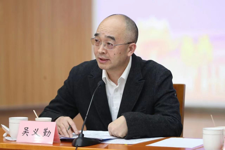 中國(guó)作協(xié)黨組成員、副主席、書記處書記吳義勤主持研討會(huì)