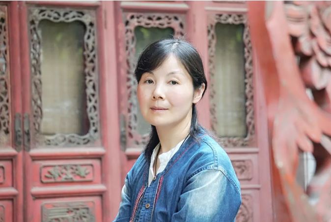 王蕓    生于湖北，現(xiàn)居南昌。一級作家，南昌市作家協(xié)會主席。出版長篇小說《對花》《江風(fēng)烈》，小說集《請叫她天鵝》《薇薇安曾來過》《與孔雀說話》《羽毛》，散文集《紙上萬物浮現(xiàn)如初》《此生》《穿越歷史的楚風(fēng)》《接近風(fēng)的深情表達(dá)》《經(jīng)歷著異常美麗》等。三百余萬字作品見于《人民文學(xué)》《當(dāng)代》《新華文摘》《小說選刊》《中國作家》《青年文學(xué)》《上海文學(xué)》《江南》《芙蓉》《長城》《天涯》《美文》《散文》《長江文藝》《中篇小說選刊》《小說月報(bào)》等，收入五十多種選本。曾獲第三屆湖北文學(xué)獎、第七屆屈原文藝獎、第一屆江西省文藝創(chuàng)作獎、第二屆林語堂文學(xué)獎（小說）大獎等。獲評江西省思想宣傳文化系統(tǒng)“四個一批”人才。