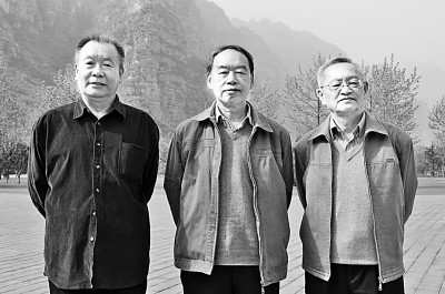 北京師范大學(xué)文藝學(xué)研究中心“三老”程正民（右）、童慶炳（中）、李壯鷹在一次學(xué)術(shù)會(huì)議上合影。