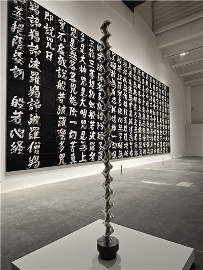 杉本博司脫胎于數(shù)理模型的雕塑作品《數(shù)理模型002 迪尼曲面》。藝術(shù)家將數(shù)學(xué)公式輸入計算機，控制精密銑床，以不銹鋼為材料制作具備形態(tài)之美的“數(shù)理模型”，貫徹了將無形之物具象化的理念。