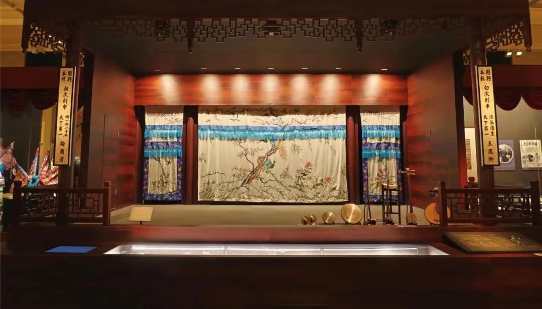 “梅綻東方——梅蘭芳在上?！碧卣宫F(xiàn)場搭建的梅蘭芳與王鳳卿登臺演出的新式劇場