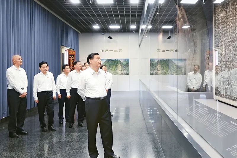 2023年7月29日，中共中央總書記、國(guó)家主席、中央軍委主席習(xí)近平在四川考察結(jié)束返京途中，來到陜西省漢中市考察。這是習(xí)近平參觀漢中市博物館有關(guān)歷史文物展陳。 新華社記者 鞠鵬/攝