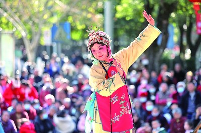 在湖南資興市人民廣場，演員在舞臺上表演花鼓戲。新華社發(fā)