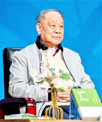 劉心武，曾任《人民文學(xué)》主編。代表作有短篇小說(shuō)《班主任》、長(zhǎng)篇小說(shuō)《鐘鼓樓》（獲第二屆茅盾文學(xué)獎(jiǎng)）、散文集《也曾隔窗窺新月》《我眼中的建筑與環(huán)境》《劉心武妙品紅樓夢(mèng)》等