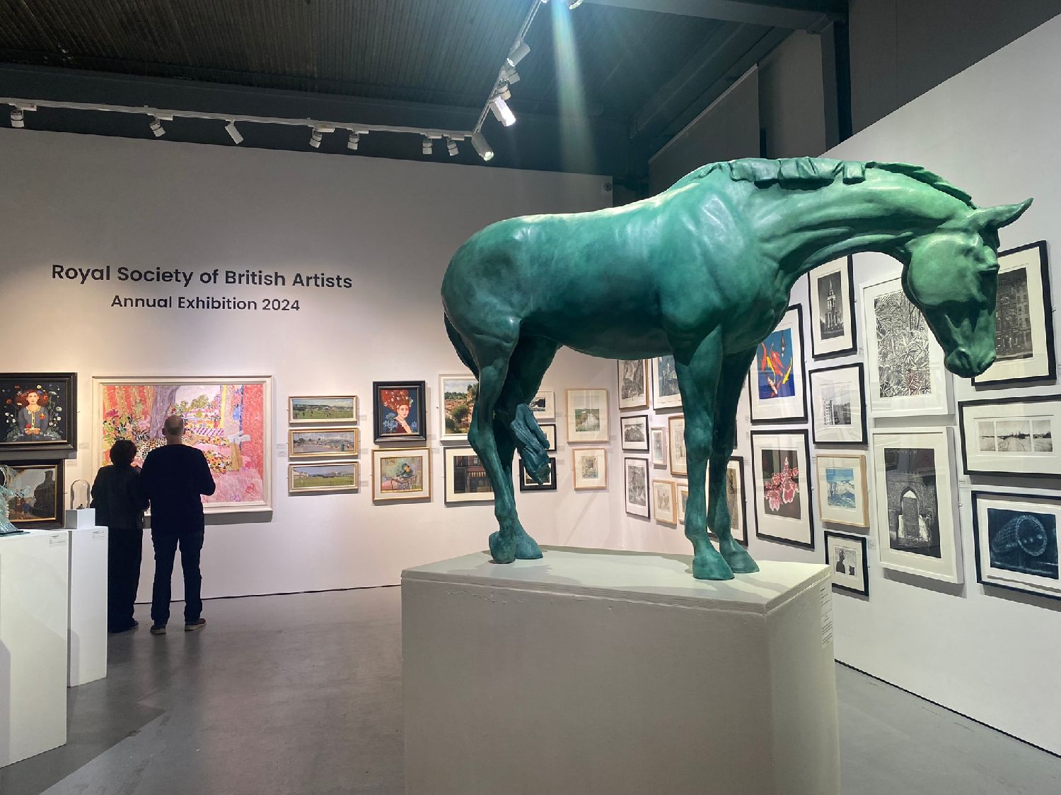 英國(guó)皇家藝術(shù)家學(xué)會(huì)2024年度展覽在倫敦摩爾畫廊舉行。
