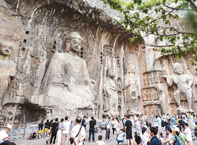　河南洛陽龍門石窟景區(qū)游人如織，人們來此領略千年石窟石刻造像藝術的獨特魅力，探訪歷史文化遺產的美妙意境。 　　黃政偉攝（人民圖片）