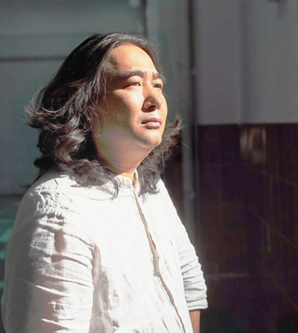 包倬，生于四川涼山，彝族。有小說和散文見《人民文學(xué)》《十月》《鐘山》《江南》《天涯》《山花》《芙蓉》《北京文學(xué)》《作家》等。著有長篇小說《青山隱》，出版小說集《沉默》《十尋》《路邊的西西弗斯》《風(fēng)吹白云飄》等。曾獲云南文學(xué)獎、邊疆文學(xué)獎、滇池文學(xué)獎、《長江文藝》雙年獎?，F(xiàn)居昆明。