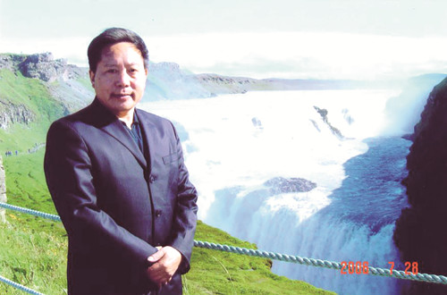 李傳鋒，湖北省鶴峰縣人，土家族作家。曾任《湖北文藝》編輯部主任、《長江文藝》小說組組長、《今古傳奇》主編、湖北省文聯(lián)黨組書記等職，曾獲全國民族團(tuán)結(jié)進(jìn)步先進(jìn)個人稱號。1986年加入中國作家協(xié)會，著有鄉(xiāng)村小說、動物小說、歷史小說、散文、文藝評論等近千萬字。短篇小說《退役軍犬》獲第二屆（1981—1984年）全國少數(shù)民族文學(xué)創(chuàng)作獎，長篇小說《白虎寨》獲第十一屆（2012—2015）全國少數(shù)民族文學(xué)創(chuàng)作駿馬獎，另有作品獲湖北省“屈原文藝獎”、重慶市“五個一工程”獎等。本期刊發(fā)青年評論家華珉朗、黃煜榕對李傳鋒的采訪。