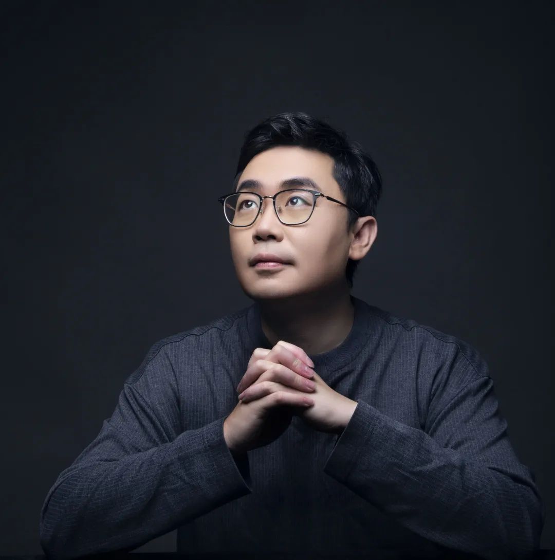 蔡崇達(dá)，青年作家，福建泉州人，曾任《中國(guó)新聞周刊》執(zhí)行主編。出版有非虛構(gòu)作品集《皮囊》、長(zhǎng)篇小說(shuō)《命運(yùn)》等。作品被翻譯成英語(yǔ)、俄羅斯語(yǔ)、葡萄牙語(yǔ)、韓語(yǔ)等語(yǔ)種，在十幾個(gè)國(guó)家、地區(qū)發(fā)行，至今發(fā)行近600萬(wàn)冊(cè)。