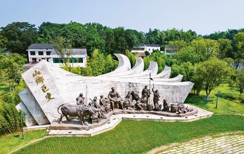 1955年秋，47歲的周立波整理行裝，從北京一路南下，舉家搬回老家湖南益陽(yáng)清溪村。67年后，在這里，中國(guó)作家協(xié)會(huì)啟動(dòng)了“新時(shí)代山鄉(xiāng)巨變創(chuàng)作計(jì)劃”和“新時(shí)代文學(xué)攀登計(jì)劃”兩項(xiàng)重大文學(xué)行動(dòng)。圖為2022年8月1日拍攝的湖南省益陽(yáng)市清溪村清溪廣場(chǎng)。 新華社記者 陳思汗/攝