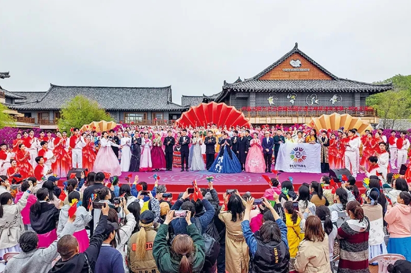 十年來(lái)，文藝工作者服務(wù)基層成為常態(tài)。2024年5月10日，由中國(guó)文聯(lián)、吉林省委宣傳部、中國(guó)文藝志愿者協(xié)會(huì)主辦的“東方唱響——中國(guó)文聯(lián)文藝志愿服務(wù)團(tuán)走進(jìn)吉林延邊東方第一村文藝演出”，在有“東方第一村”美譽(yù)的延邊州琿春市敬信鎮(zhèn)防川村舉行。圖為演出現(xiàn)場(chǎng)。 中國(guó)文聯(lián)供圖