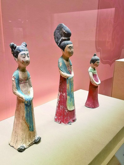 展出的發(fā)型各異的彩繪女陶俑。本報記者 李韻攝/光明圖片