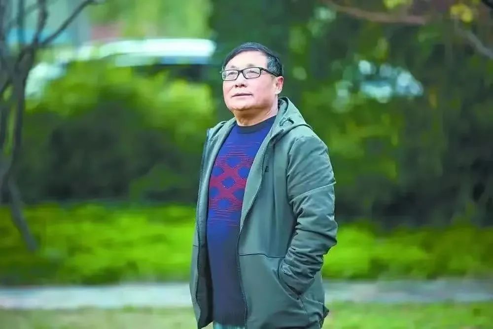 夏堅(jiān)勇，散文家、劇作家，首屆魯迅文學(xué)獎(jiǎng)得主