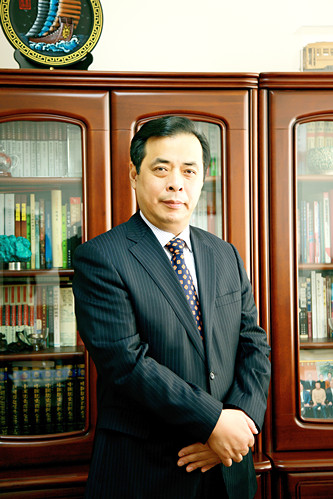 老藤，本名滕貞甫，遼寧省政協(xié)文史委副主任。出版長篇小說《刀兵過》《北障》《北愛》《草木志》等11部，小說集《熬鷹》《無雨遼西》等8部，隨筆集《儒學(xué)筆記》等3部，“老藤作品典藏（15卷）”。曾獲全國“五個一工程”獎、東北文學(xué)獎、百花文學(xué)獎等，作品多次入選各種年榜及選本，以多種文字譯介到國外。