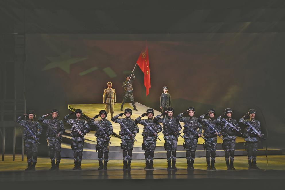 上海越劇院原創(chuàng)現(xiàn)代大戲《好八連》以《霓虹燈下的哨兵》為創(chuàng)作靈感，讓兩代八連戰(zhàn)士“隔空對(duì)話”。（上海越劇院供圖）