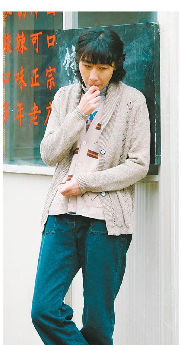 在《漫長的季節(jié)》中，任素汐飾演的徐姐瘦瘦高高，倚門嗑瓜子兒的動作，斜眼兒瞟人的眼神，加上幾句曖昧臺詞，略略幾筆勾勒出在生存邊緣掙扎又頗具風情的小飯館老板娘。
