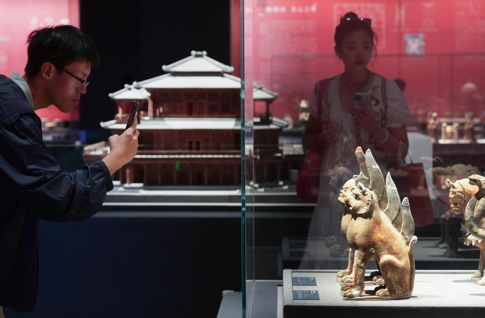 2023年9月15日，位于北京奧林匹克公園核心區(qū)的中國考古博物館正式面向公眾開放，觀眾在館內(nèi)參觀珍貴文物。新華社記者 李賀 攝