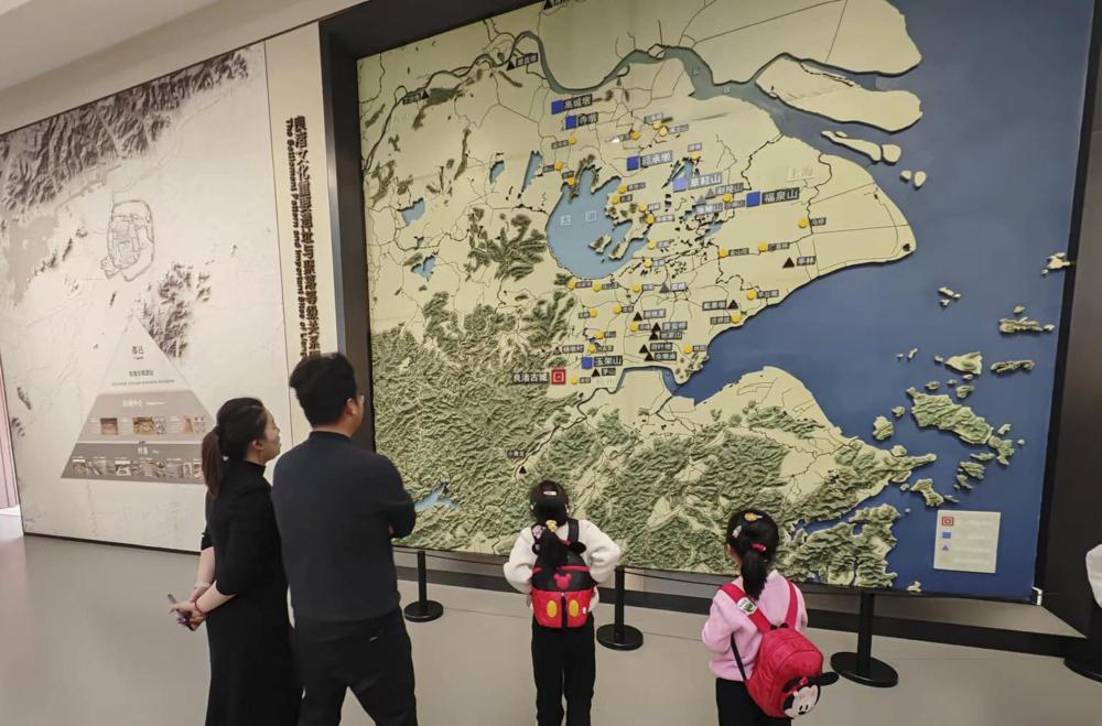 2024年1月14日，觀眾在浙江杭州良渚博物院參觀。新華社記者 馮源 攝