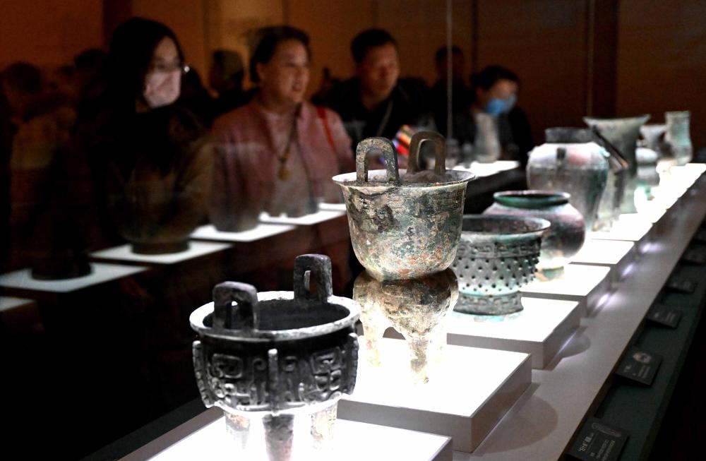 2024年2月26日，參觀者在河南安陽殷墟博物館新館內(nèi)觀看展品。新華社記者 李安 攝