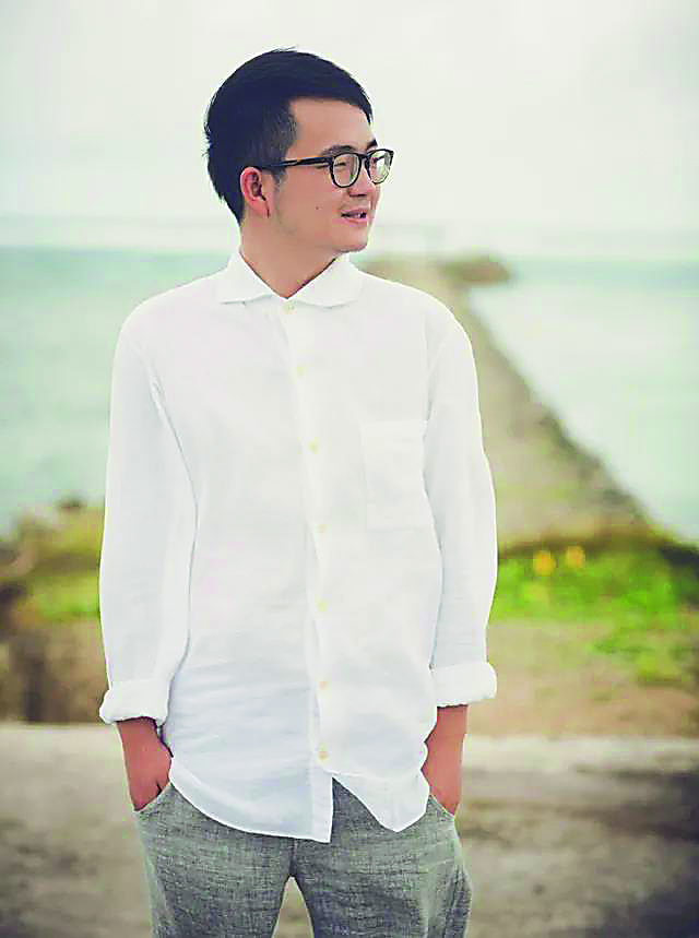 烽火戲諸侯 中國(guó)作協(xié)會(huì)員，浙江省網(wǎng)絡(luò)作協(xié)副主席，杭州市網(wǎng)絡(luò)作協(xié)主席。主要代表作有《雪中悍刀行》《劍來(lái)》等。