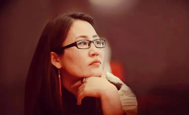 娜仁高娃，蒙古族，中國作家協(xié)會會員。著有短篇小說《醉陽》《熱戀中的巴岱》、長篇小說《影》等，其中小說集《七角羊》入選中國作家協(xié)會“中國少數(shù)民族文學(xué)之星叢書”。曾獲2018年《草原》文學(xué)獎、第十二屆內(nèi)蒙古自治區(qū)文學(xué)創(chuàng)作“索龍嘎”獎、2020年《民族文學(xué)》年度獎；中篇小說《裸露的山體》入選中國當(dāng)代文學(xué)研究會年榜、中國小說學(xué)會2023年度中國好小說榜。