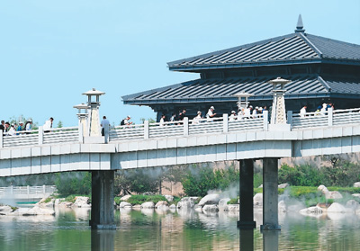 　5月18日，觀眾步入陜西歷史博物館秦漢館參觀。 　　新華社記者 李一博攝