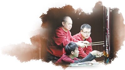 　圖為在中國非遺館內(nèi)，非遺傳承人現(xiàn)場表演北京皮影戲。 　　中國非遺館供圖
