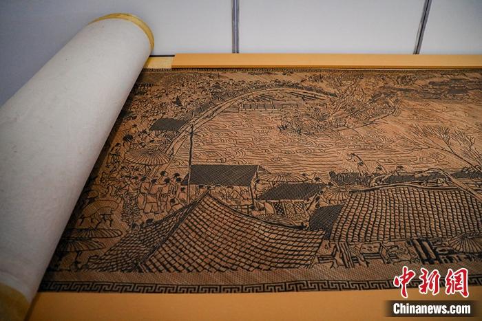 徐建元創(chuàng)作的竹編畫《清明上河圖》。徐峻杰 攝