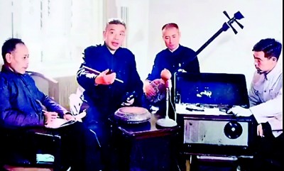 霍樹(shù)棠在錄制東北大鼓。圖片由作者提供
