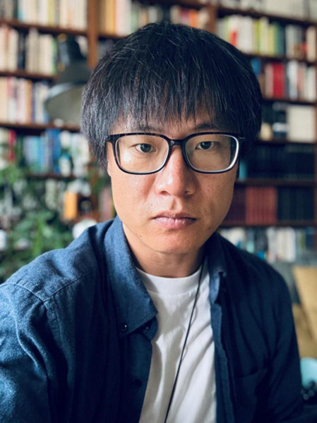 李晁，1986年生于湖南，現(xiàn)居貴陽。2007年發(fā)表小說，獲《上海文學(xué)》新人獎、紫金·人民文學(xué)之星獎、《作家》金短篇獎、華語青年作家獎、十月文學(xué)獎等，有小說入選收獲文學(xué)榜，出版小說集《霧中河》等三部。
