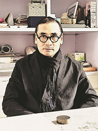 劉萬鳴 1989年畢業(yè)于天津美術(shù)學(xué)院，1995年就讀于中國藝術(shù)研究院美術(shù)學(xué)研究生課程班?，F(xiàn)任全國政協(xié)委員、民盟中央委員、中國美術(shù)家協(xié)會副主席、中國國家畫院院長。2012年獲中國青年藝術(shù)家提名獎，2014年入選國家百千萬人才工程授予“有突出貢獻(xiàn)中青年專家”稱號，中宣部2017年文化名家暨“四個一批”人才，中組部國家高層次人才特殊支持計(jì)劃領(lǐng)軍人才“萬人計(jì)劃”。中國畫作品曾入選全國美展、全國畫院展及省部級展覽，獲得金、銀、銅、優(yōu)秀等獎項(xiàng)十余次。積極參與國家主題性創(chuàng)作，作為第一作者完成《遣唐使》《西電東送、西氣東輸工程》《黃河擺渡人》《南水北調(diào)工程》等中國畫作品?！吨袊嬚摗芬粫鵀槠胀ǜ叩葘W(xué)校藝術(shù)學(xué)科新形態(tài)重點(diǎn)規(guī)劃教材。曾在中國國家博物館等國家級展館舉辦個展，作品被中國美術(shù)館、中國國家博物館、中國藝術(shù)研究院等國家級單位收藏。