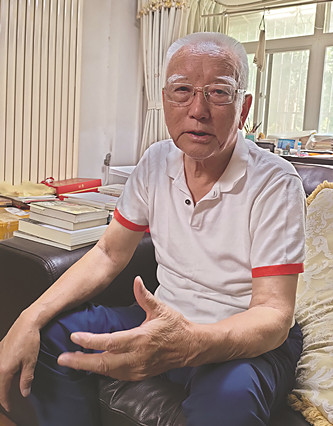 降邊嘉措 藏族，四川省甘孜藏族自治州巴塘縣人。1950年參加解放軍，經(jīng)歷了進(jìn)軍西藏、解放西藏的全過(guò)程。1956年到北京民族出版社，從事藏文翻譯和編輯出版工作，直到1980年。1980年報(bào)考中國(guó)社會(huì)科學(xué)院民族文學(xué)研究所并被錄取，后來(lái)主要從事《格薩爾》史詩(shī)研究和翻譯工作。曾出版《〈格薩爾〉初探》《〈格薩爾〉的歷史命運(yùn)》《〈格薩爾〉與藏族文化》《〈格薩爾〉論》等學(xué)術(shù)專著。主編有《格薩爾》藏文精選本（40卷、51冊(cè)）、《〈格薩爾〉大辭典》等。長(zhǎng)篇小說(shuō)《格桑梅朵》、報(bào)告文學(xué)《這里是紅軍走過(guò)的地方》分別獲得第一屆、第十一屆全國(guó)少數(shù)民族文學(xué)創(chuàng)作駿馬獎(jiǎng)。