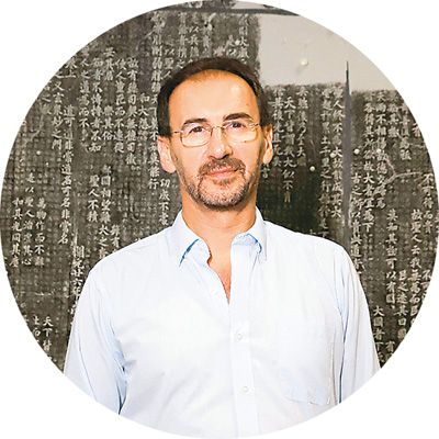 畢羅（Pietro De Laurentis），意大利漢學(xué)家，中國國家級人才項目入選者，廣州美術(shù)學(xué)院教授、博導(dǎo)，中外書寫文化與美術(shù)交流研究中心負(fù)責(zé)人，二王學(xué)研究中心專家委員會委員。多年來主要從事書法學(xué)、銘刻與寫本學(xué)、美術(shù)文獻研究與翻譯、中國古代詩歌等領(lǐng)域的研究。意大利文著作有《李白，其人其詩》《一觴一詠：〈蘭亭詩集〉研究》，英文專著有《孫過庭〈書譜〉綜合研究》《以書護法——〈集王圣教序〉研究》，中文專著有《尊右軍以翼圣教》，英文譯著有張?zhí)旃吨袊鴷ㄖ饕g(shù)語的釋讀和研究》。在《亞洲專刊》《華裔學(xué)志》《敦煌研究》《唐研究》《中國書法》《書法研究》等海內(nèi)外權(quán)威刊物發(fā)表論文50余篇。