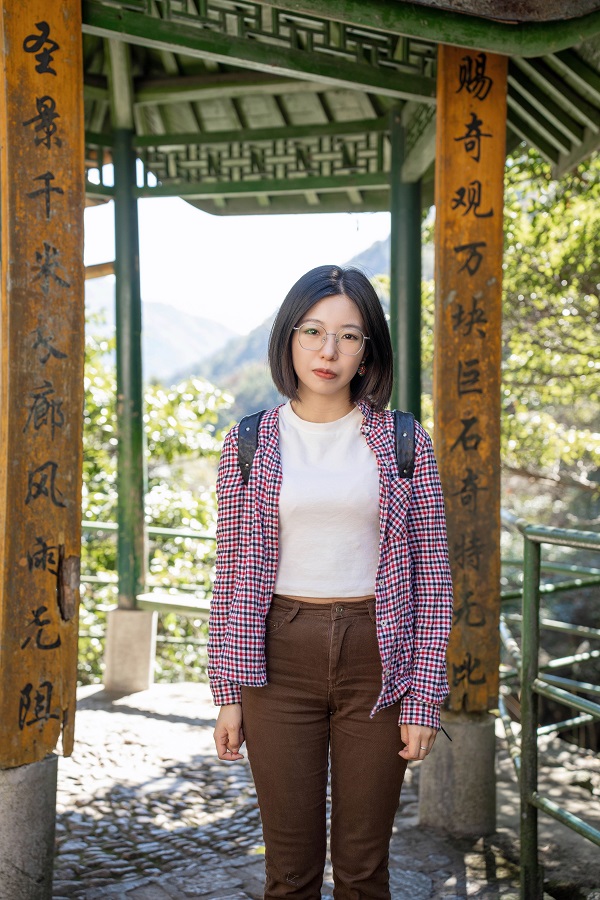 作家簡介 李姍姍，筆名三三，女，漢族，一九九一年出生，畢業(yè)于中國人民大學(xué)創(chuàng)造性寫作專業(yè)。作品發(fā)表于《人民文學(xué)》《收獲》等多家刊物，多有選載。曾獲2020年“鐘山之星”年度青年佳作獎、2021年度青花郎?人民文學(xué)獎新人獎、第七屆郁達(dá)夫小說獎短篇小說獎、首屆《靜?安》文學(xué)獎、紅棉文學(xué)獎小說主獎等獎項，入選王蒙青年作家支持計劃?年度特選作家（2022—2023）等。著有短篇小說集《晚春》《山頂上是?！贰抖砹_斯套娃》《離魂記》等四部。