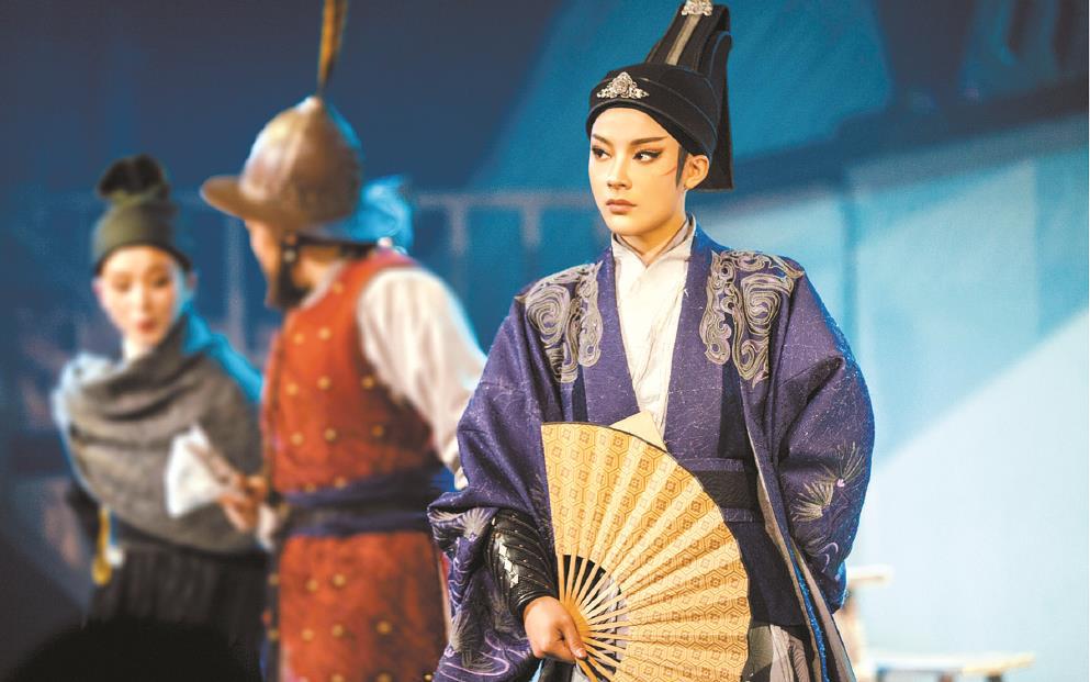 古老戲曲掀起“青春革命”，從情感、形式、媒介上將青年文化、時代審美融入戲曲古典樣態(tài)，這是“新文化生命體”適應新媒介環(huán)境，以青年力量激活傳統文化能量進行自我更新的典型示例。圖為越劇《新龍門客棧》