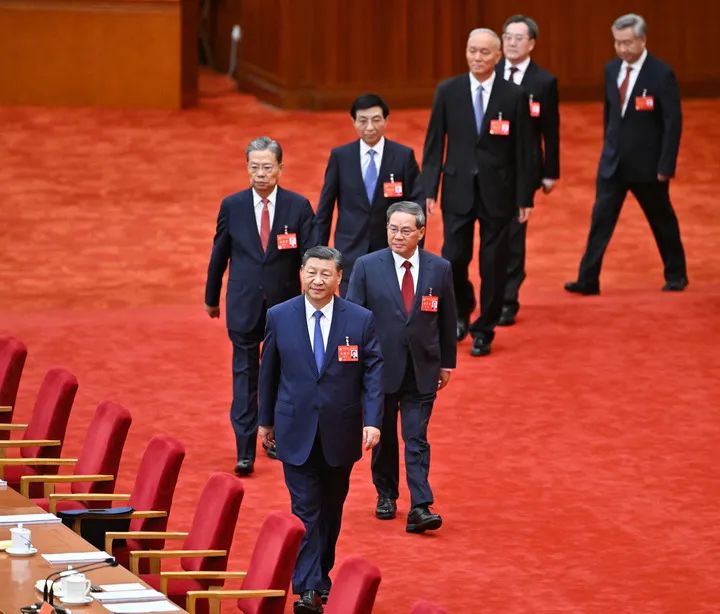 中國共產(chǎn)黨第二十屆中央委員會第三次全體會議，于2024年7月15日至18日在北京舉行。這是習(xí)近平、李強、趙樂際、王滬寧、蔡奇、丁薛祥、李希等步入會場。