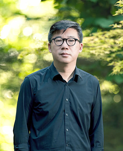 李修文，湖北省作家協(xié)會(huì)主席、武漢市文聯(lián)主席、武漢大學(xué)文學(xué)院教授，著有《猛虎下山》《詩(shī)來(lái)見(jiàn)我》《致江東父老》《山河袈裟》《滴淚痣》《捆綁上天堂》等